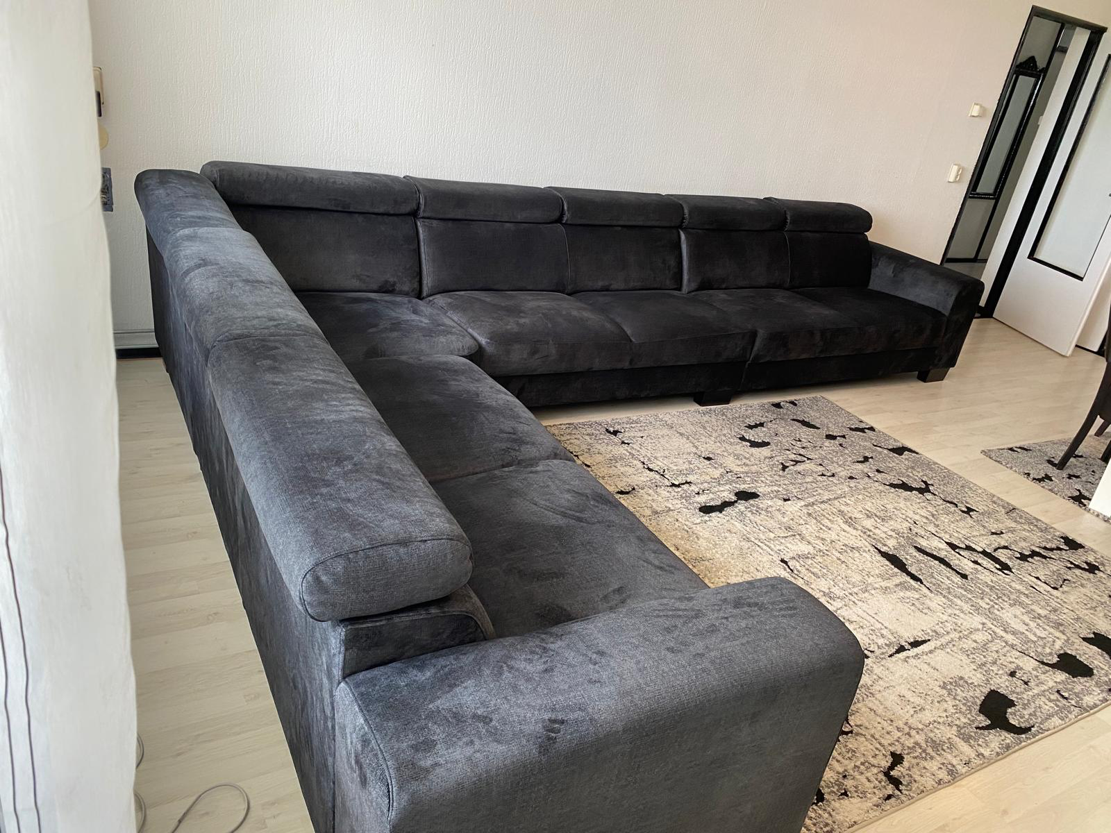 Moderne hoekbank in donkergrijs fluweel