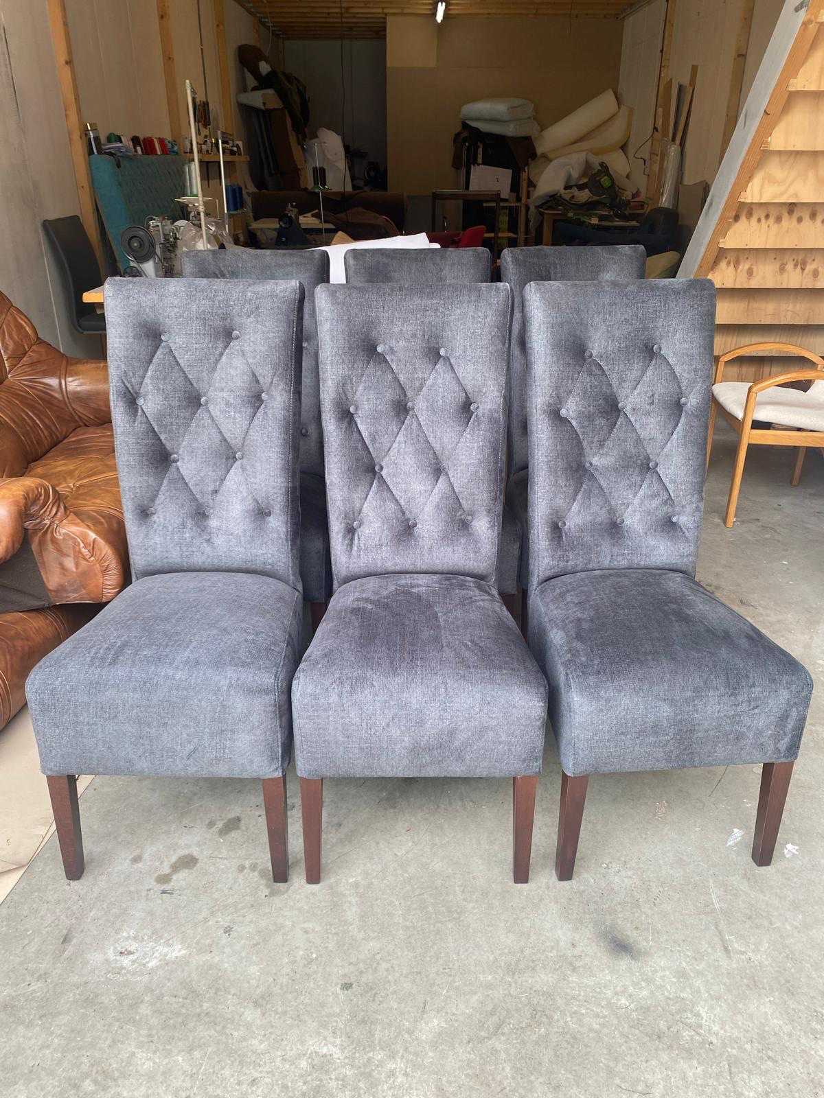 Set van zes grijze eetkamerstoelen met diamond tufting