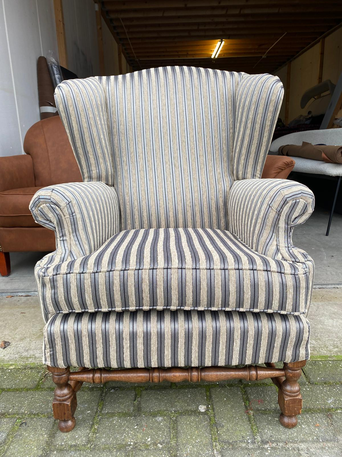 Gestreepte wingback fauteuil met houten poten