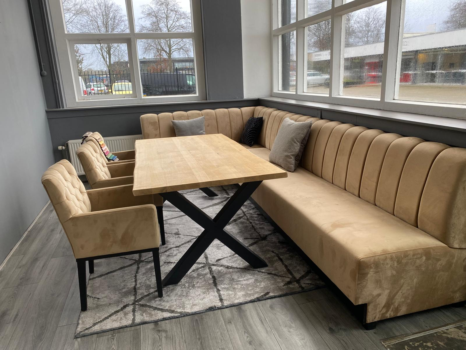 Eetkamerhoek met fluwelen bekleding