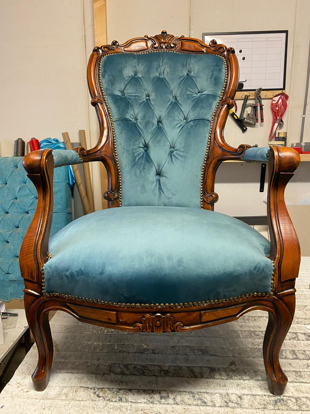 Antieke stoel met turquoise fluweel en houten frame